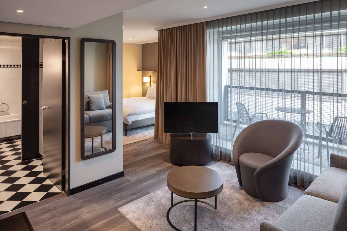 Junior Suite | Allergitestet sengetøy, minibar, safe på rommet og skrivebord