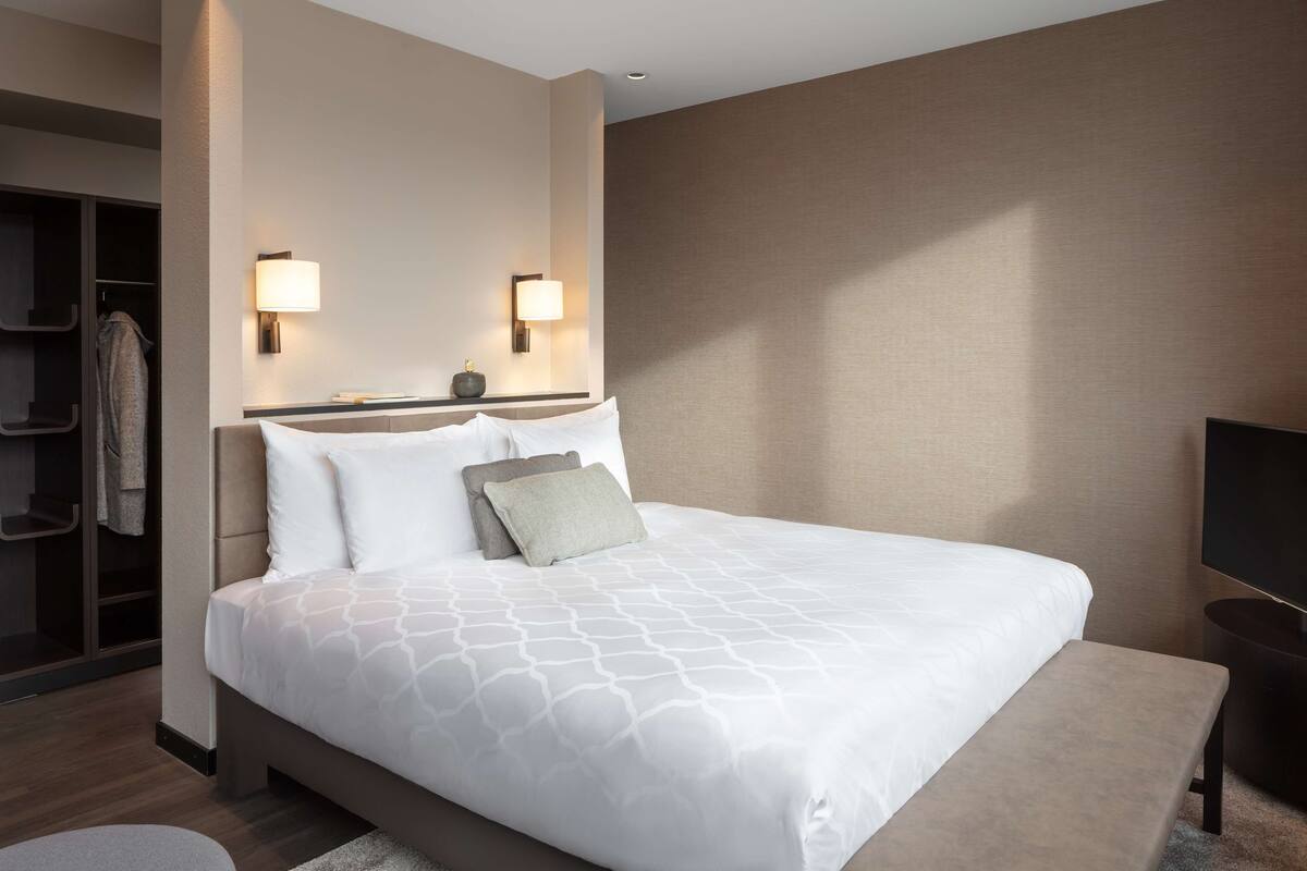 Victoria Suite | Allergitestet sengetøy, minibar, safe på rommet og skrivebord