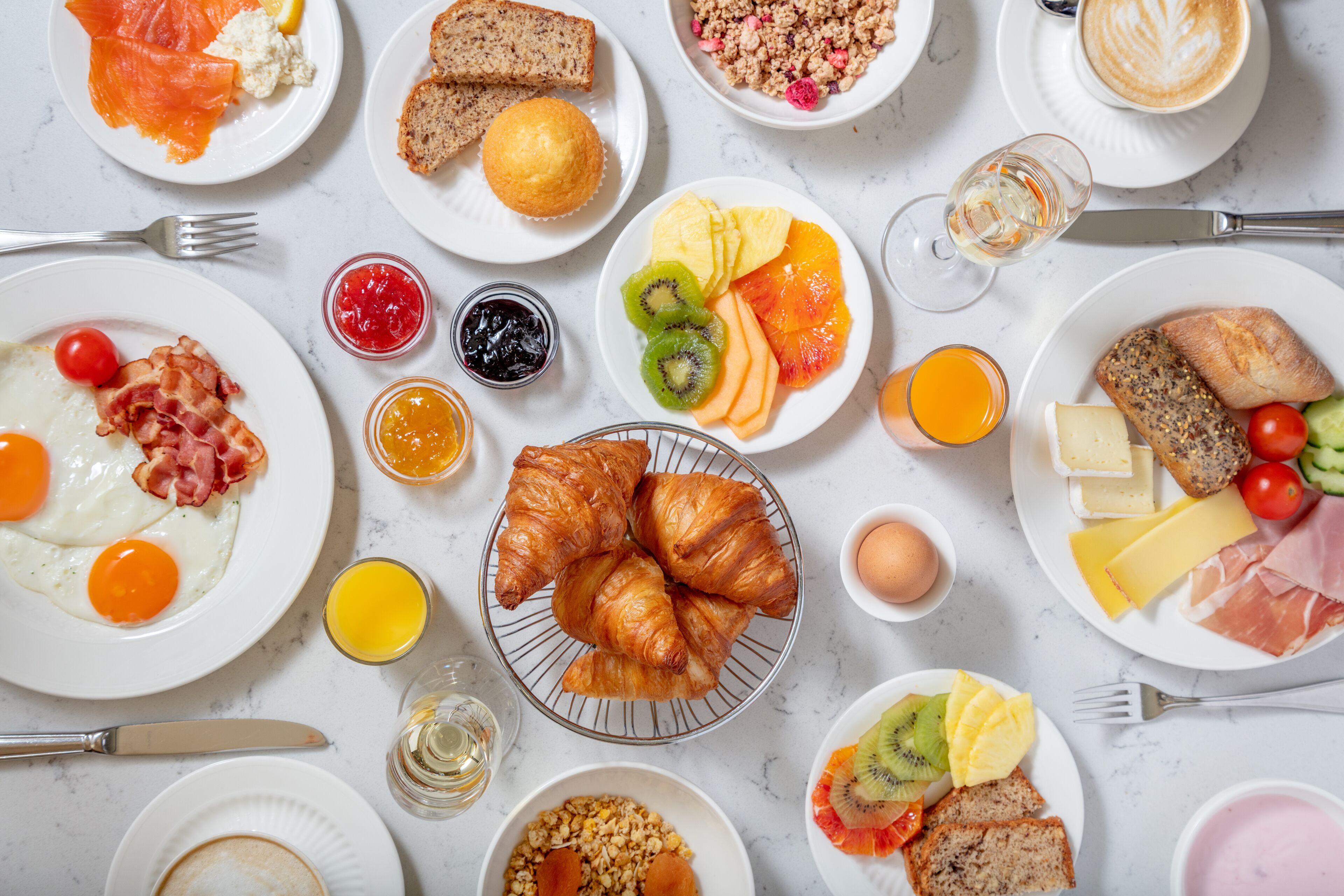 Se ofrece un desayuno bufé todos los días (29 CHF por persona)