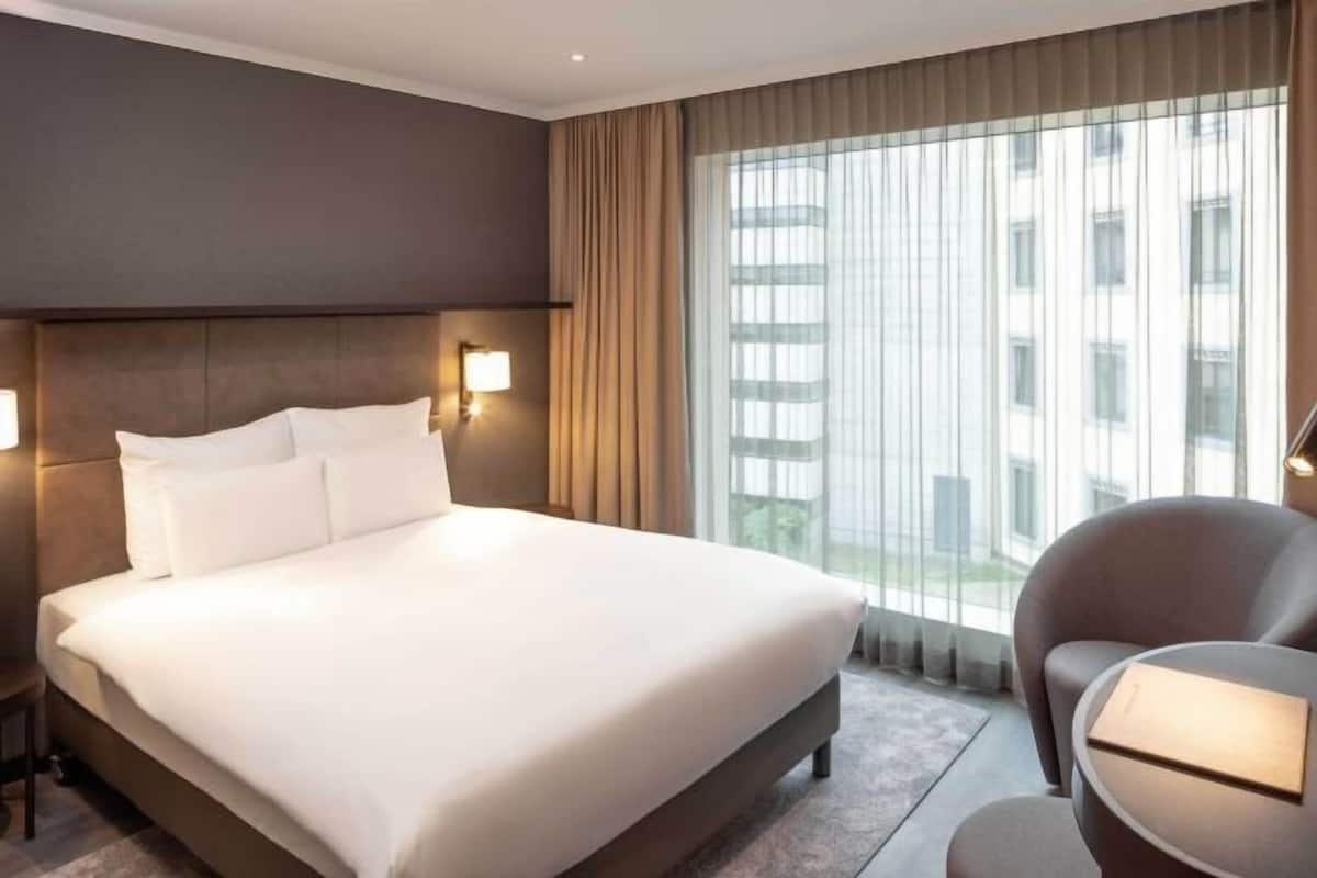 1 bedroom, hypo-allergenic bedding, minibar, in-room safe
