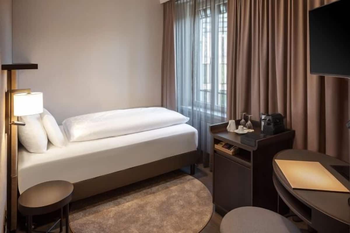 1 bedroom, hypo-allergenic bedding, minibar, in-room safe