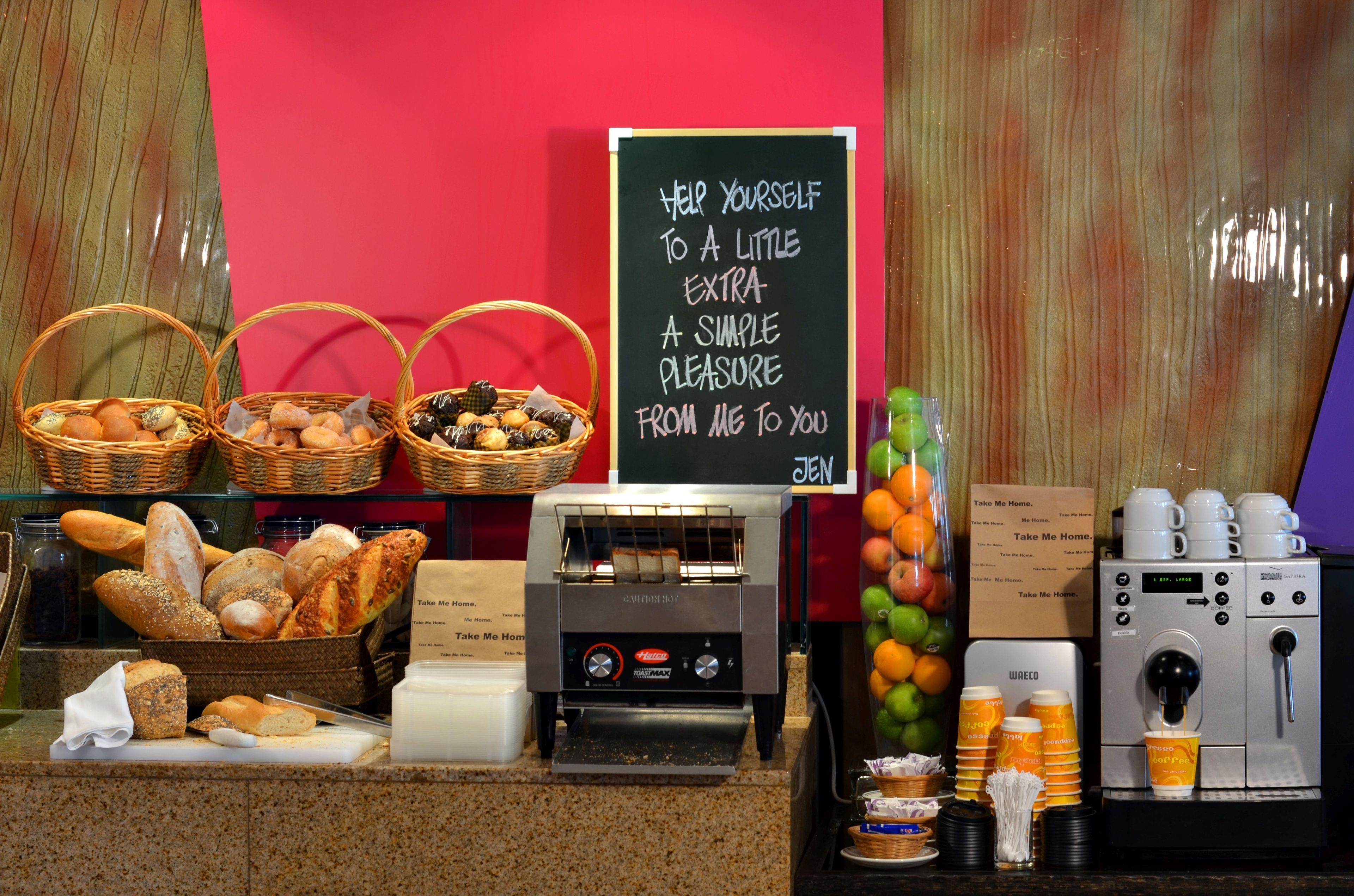 فطور أوروبي يوميًا بتكلفة قدرها (70 MYR للشخص)