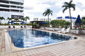 Piscine extérieure, parasols de plage, chaises longues