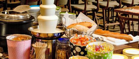Una mesa de buffet con diversos alimentos y utensilios.