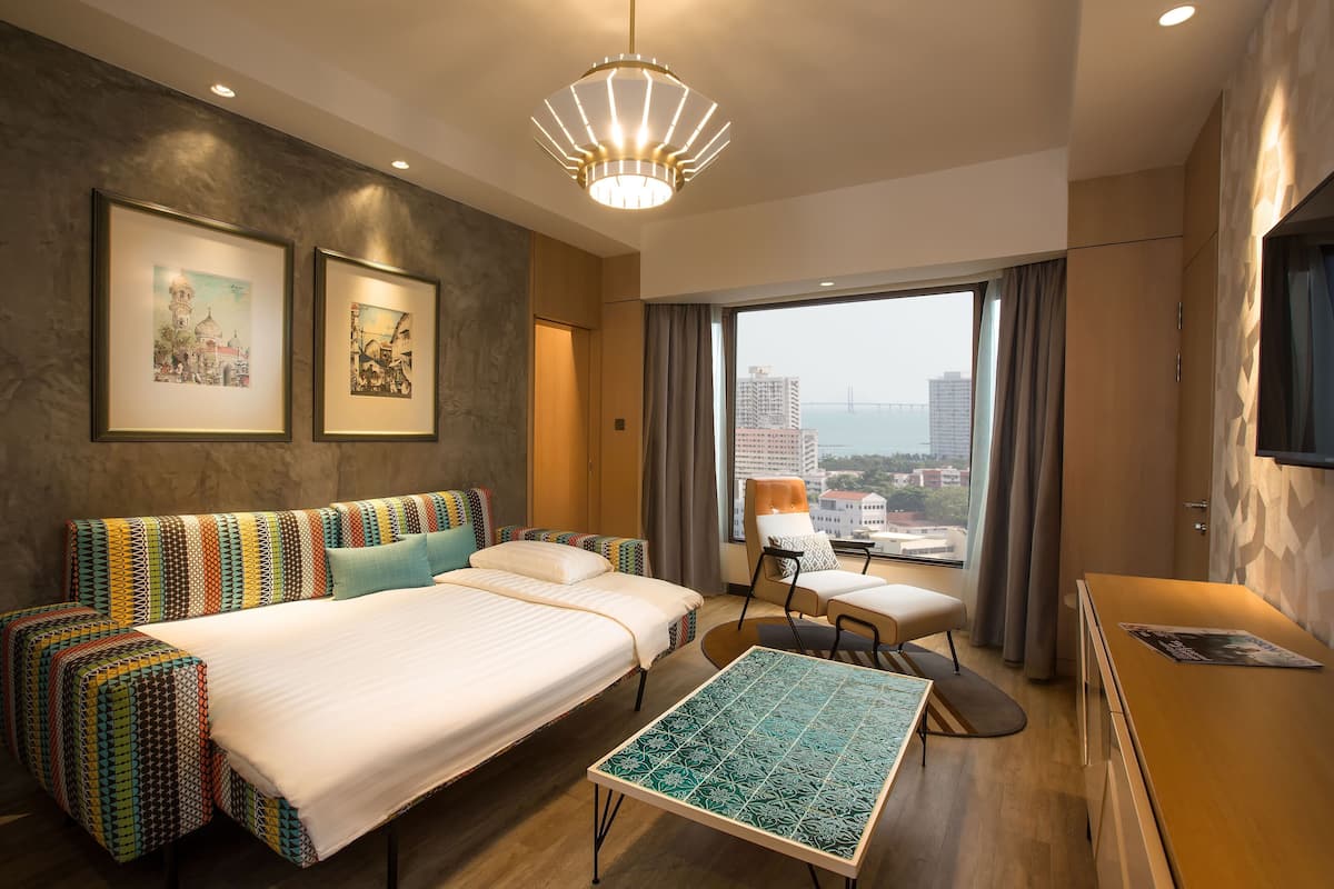 Executive Suite, 1 King Bed | Down comforters, in-room safe, desk, laptop workspace