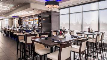 อาหารเช้าแบบบุฟเฟ่ต์ทุกวัน (USD 14 ต่อคน)