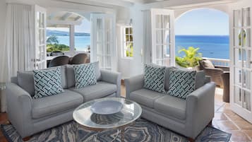 Een flatscreentelevisie en een tafeltennistafel