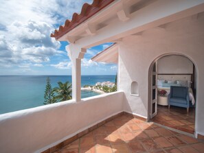 Villa Premium, varias camas, alberca privada, vista al océano (Hilltop Four Bedroom Villa with Pool) | Vista a la playa o el mar