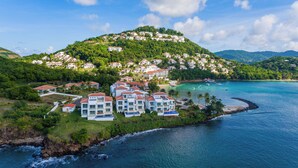 Una località balneare con diversi edifici, una spiaggia e una vista chiara sul mare.