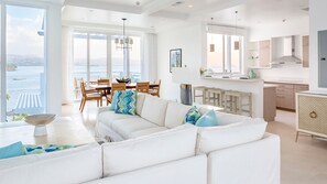 Vila superluxo, várias camas, piscina particular (Beachfront 2-Bedroom Luxury Villa) | Sala de estar | TV de tela plana, mesa de pingue-pongue