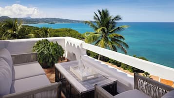 Deluxe kamer, meerdere bedden, privézwembad | Uitzicht op strand/zee