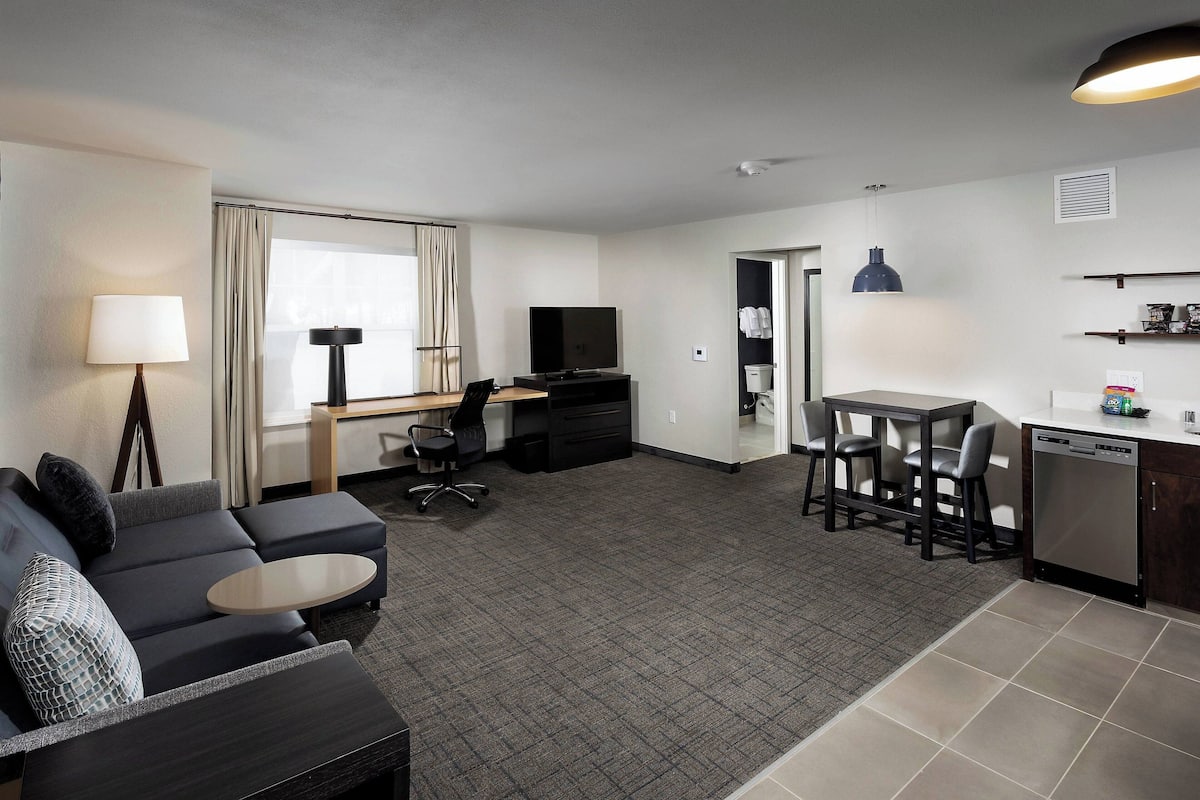 Suite, 1 Bedroom | Desk, laptop workspace, iron/ironing board, free cribs/infant beds
