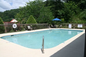Outdoor pool - Clarion Point Cherokee (Cherokee)