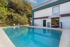 Outdoor pool - Clarion Pointe Cherokee (Cherokee)