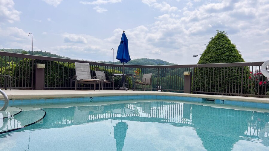 Clarion Pointe Cherokee