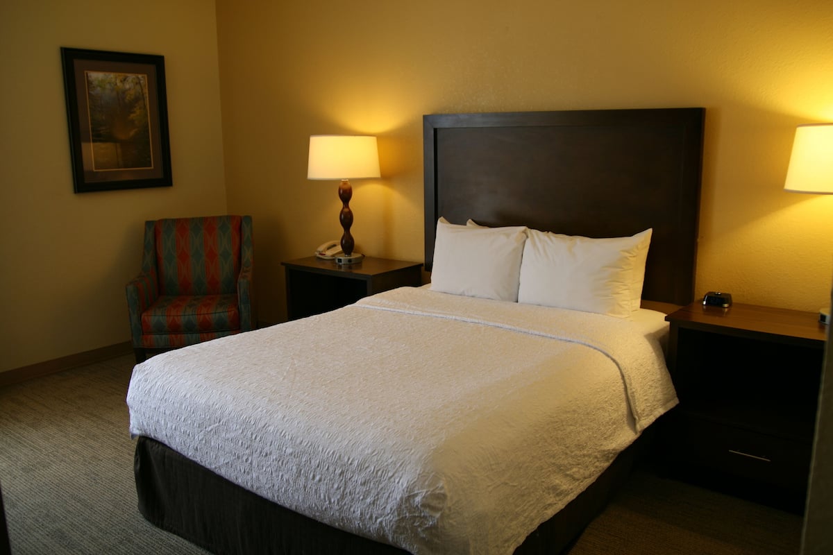 Room, 1 Queen Bed, Non Smoking | Premium bedding, pillowtop beds, in-room safe, desk