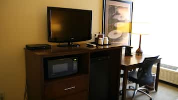 Rom, 1 queensize-seng, ikke-røyk | Oppholdsområde | En 32-tommers Flatskjerm-TV med kabel-kanaler samt TV