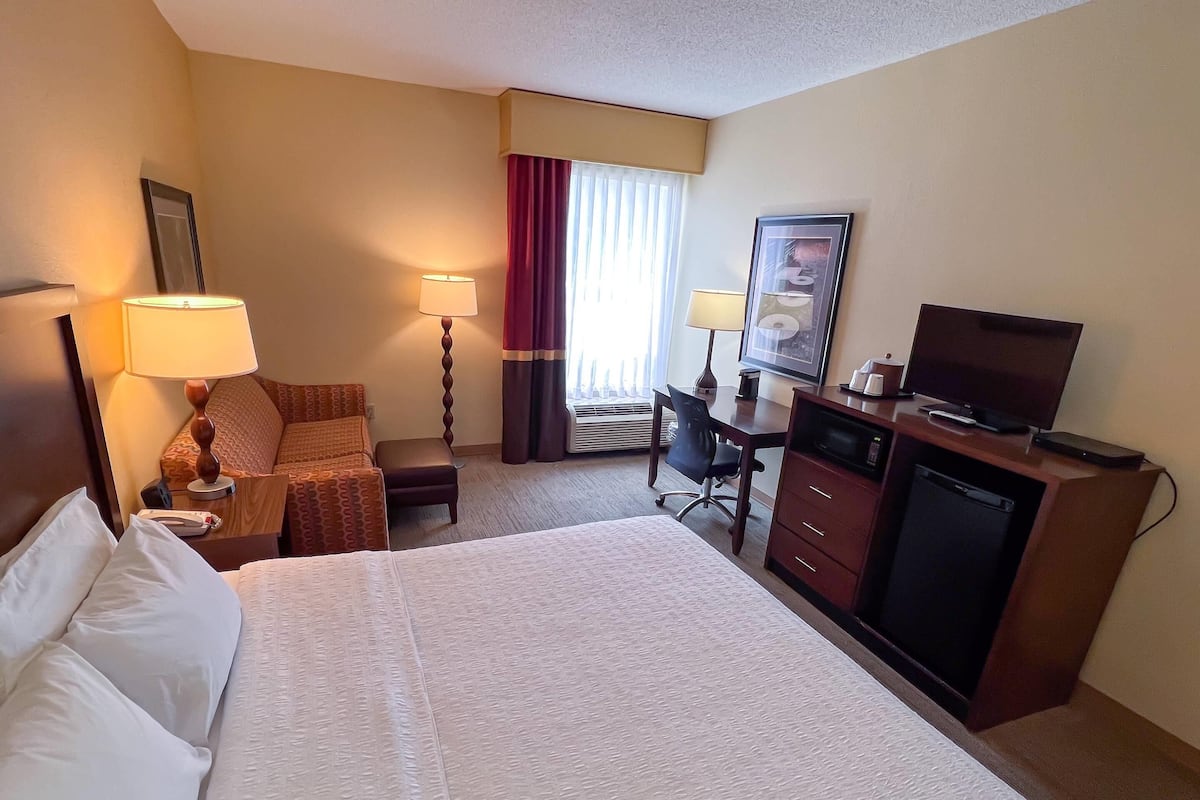 Room, 1 King Bed, Non Smoking | Premium bedding, pillowtop beds, in-room safe, desk