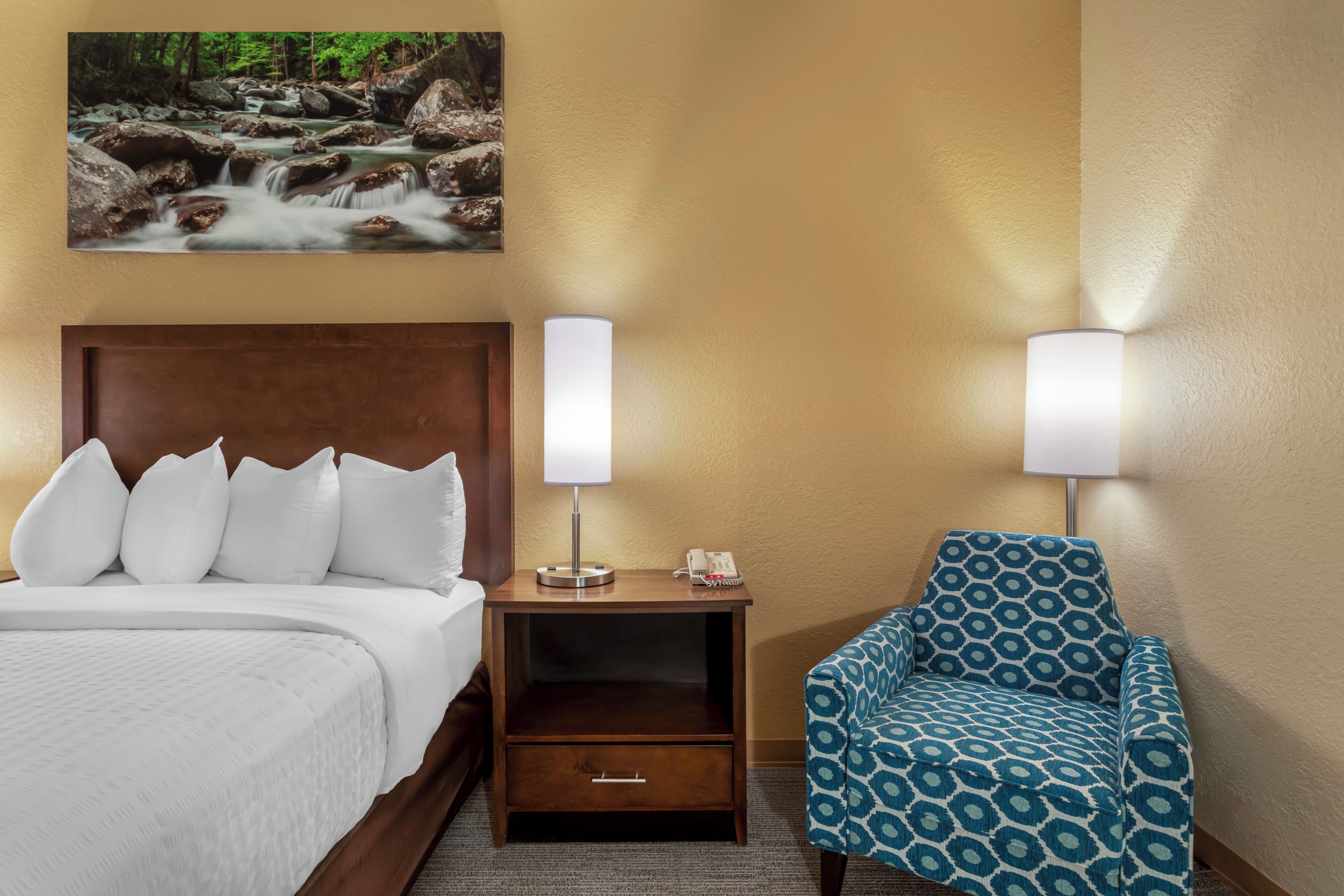 Room, 1 Queen Bed, Non Smoking | Living area