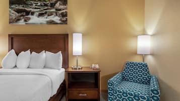 Room, 1 Queen Bed, Non Smoking | Living area