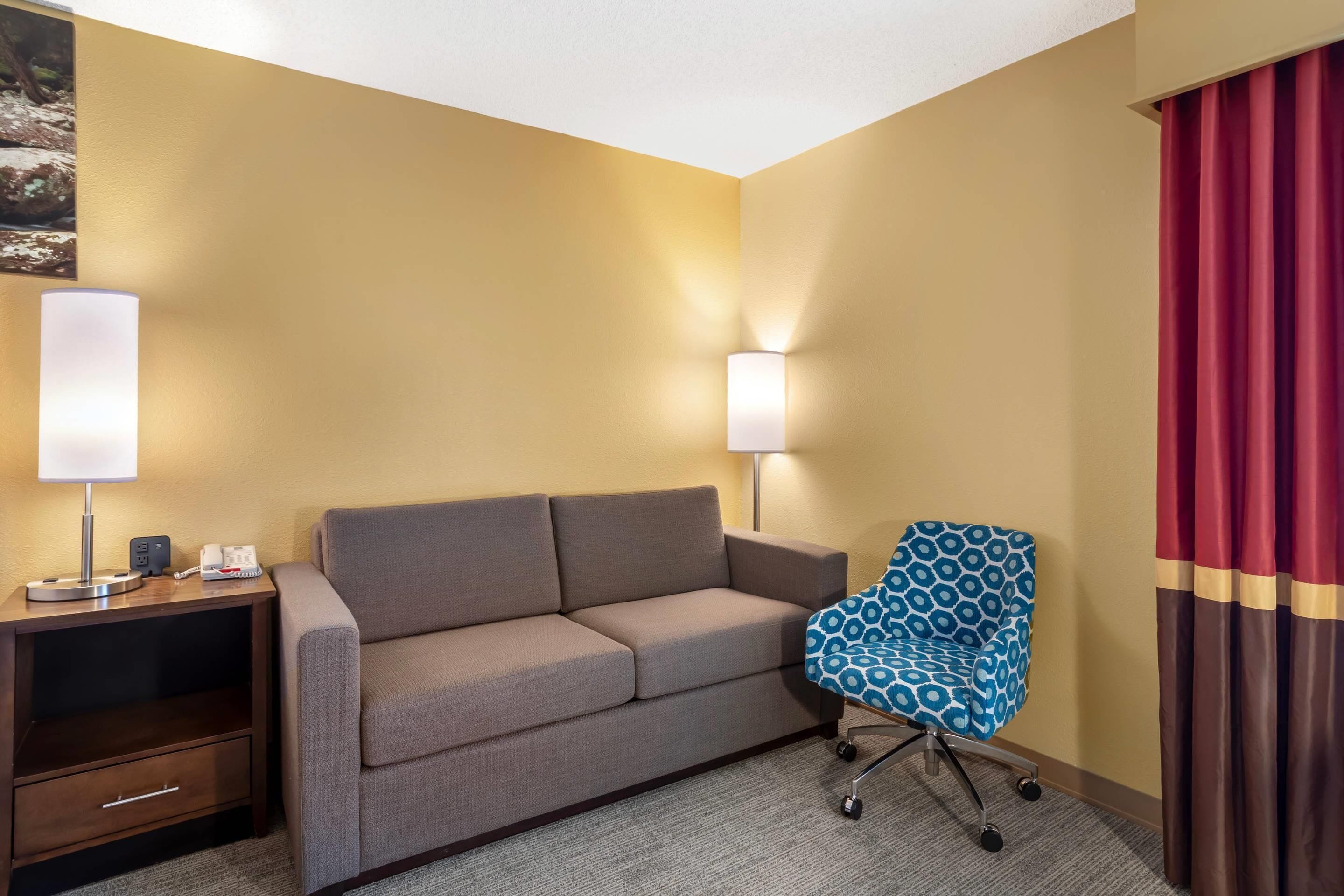 Room, 1 King Bed, Non Smoking | Premium bedding, pillowtop beds, desk, blackout drapes