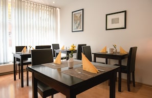 Daily continental breakfast (EUR 7.90 per person)