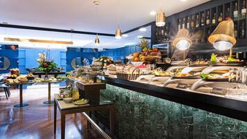 Desayuno buffet todos los días (con cargo)