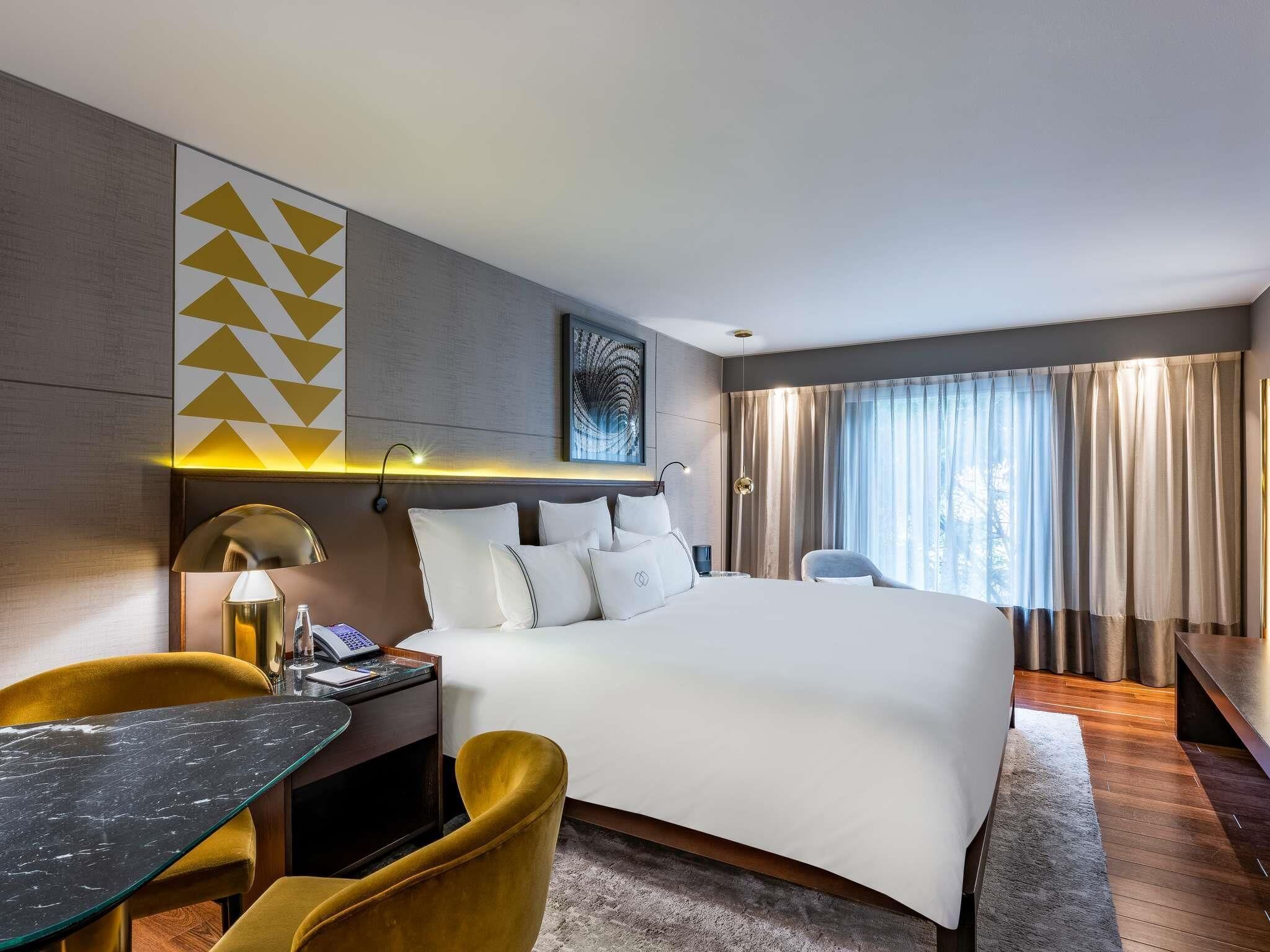 Luxury Room, 1 King Bed | Minibar, in-room safe, soundproofing, iron/ironing board