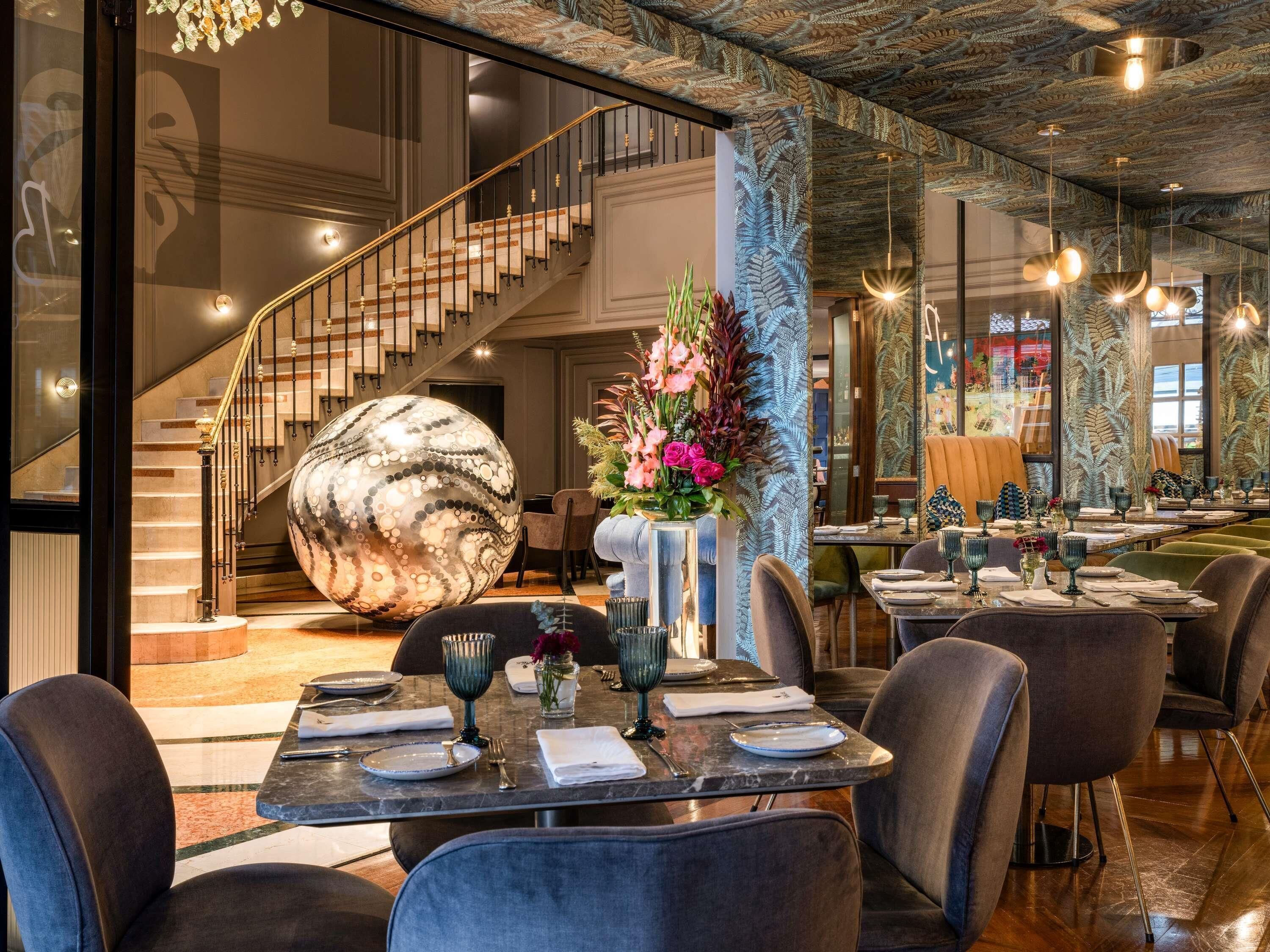 Serveert ontbijt, lunch en diner