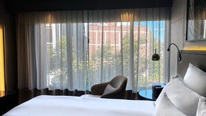 Quarto superluxo, 1 cama King | Frigobar, cofres nos quartos, quartos à prova de som