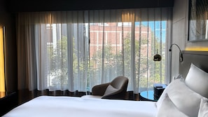 Quarto superluxo, 1 cama King | Frigobar, cofres nos quartos, quartos à prova de som