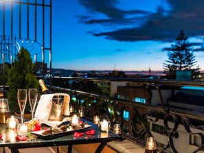 Suite junior, 1 cama King size y sofá cama | Minibar, caja de seguridad en la habitación y insonorización