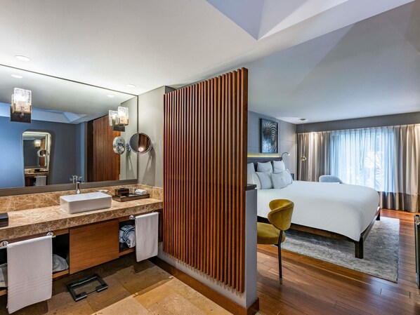 Luxe kamer, 1 kingsize bed | Een minibar, een kluis op de kamer, geluiddichte muren