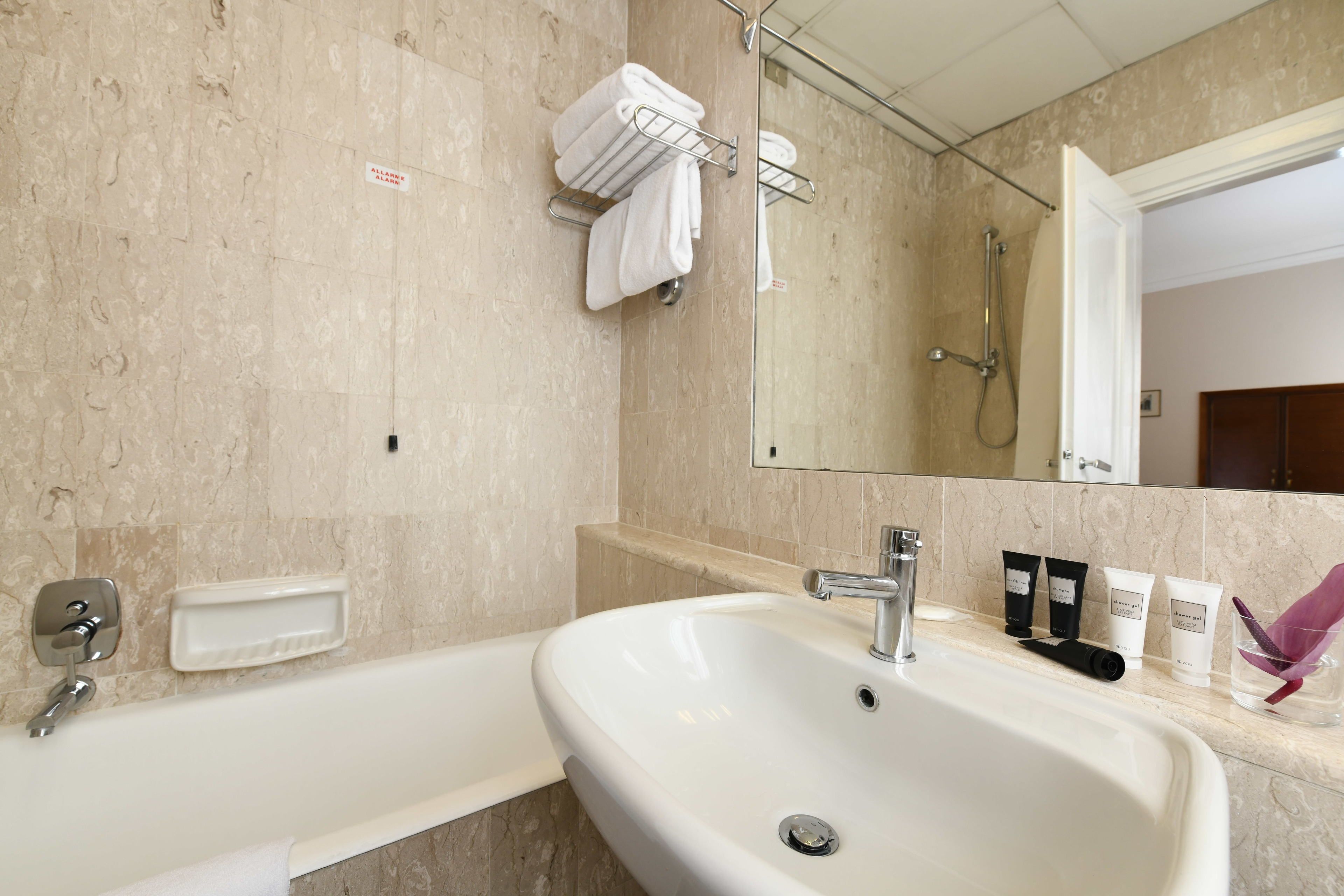 single room | bathroom | separate bathtub and shower, free toiletries, hair dryer, bidet