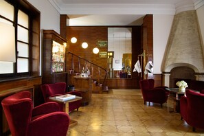Lobby sitting area - Bettoja Atlantico Hotel (Rome)