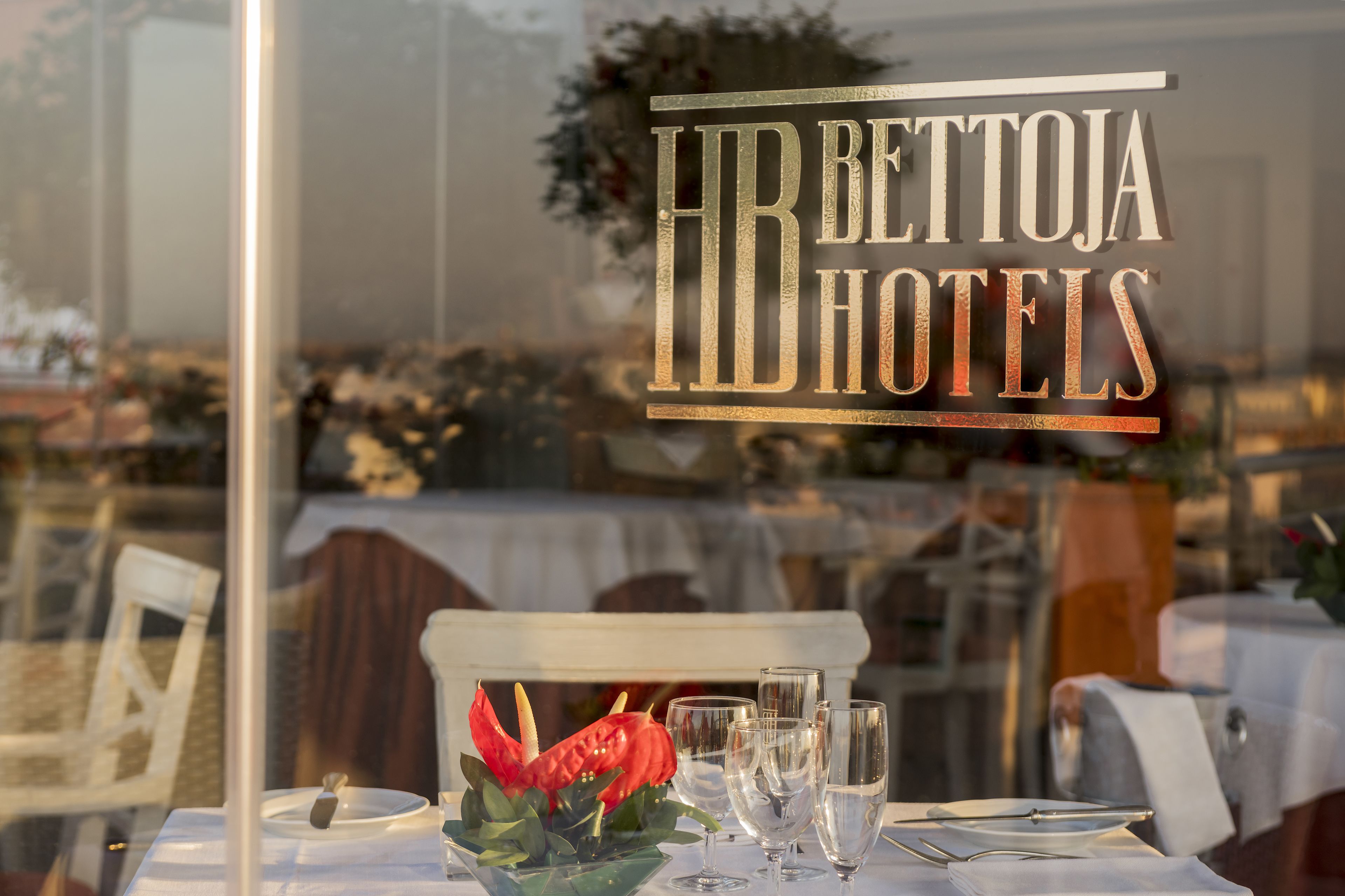 breakfast, lunch and dinner served