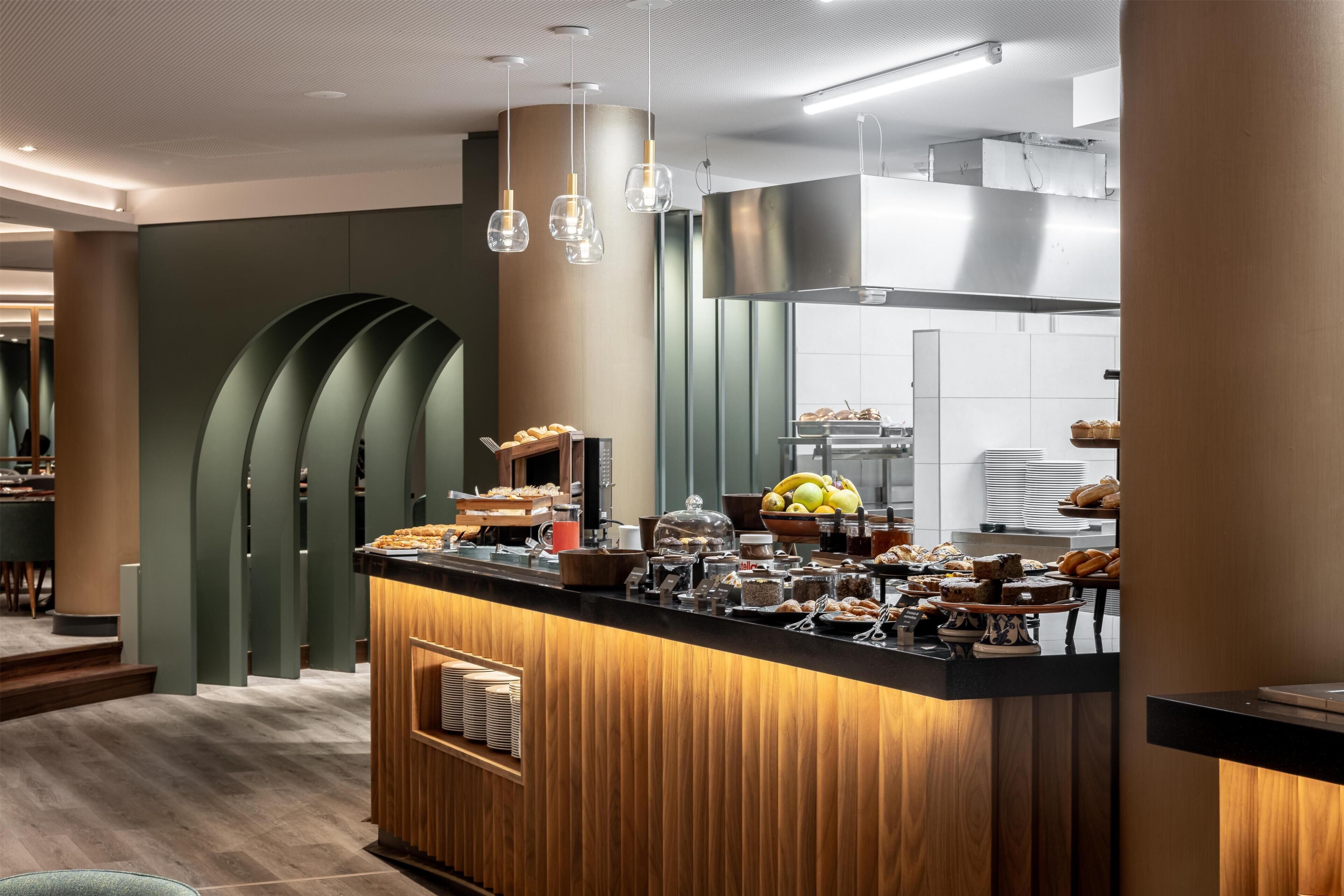 每日供應自助早餐 (每人 EUR15)