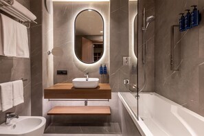 Douche cascade, articles de toilette (gratuits), séchoir à cheveux