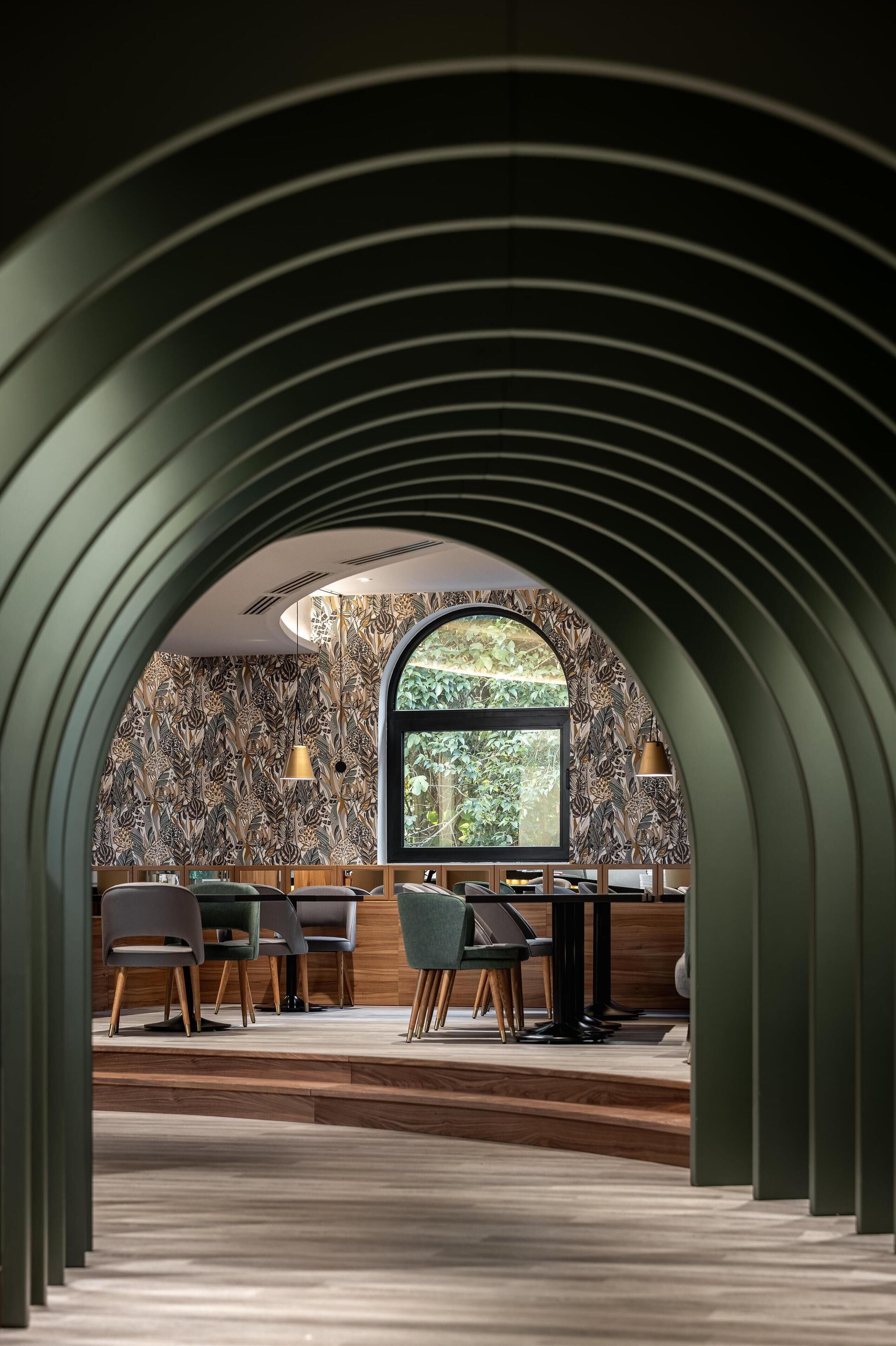 Frukost och lunch serveras, njut av de goda smakerna från lokala rätter.