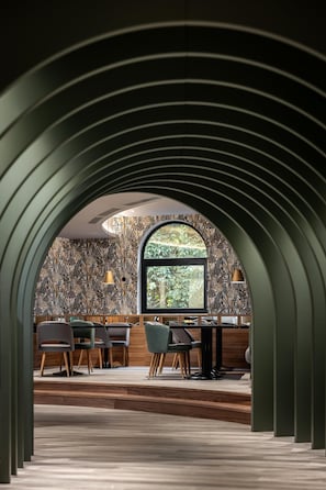 Serveert ontbijt, lunch, diner, lokale gerechten 