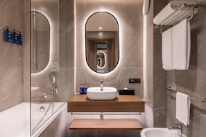 Rainfall showerhead, free toiletries, hair dryer, bathrobes