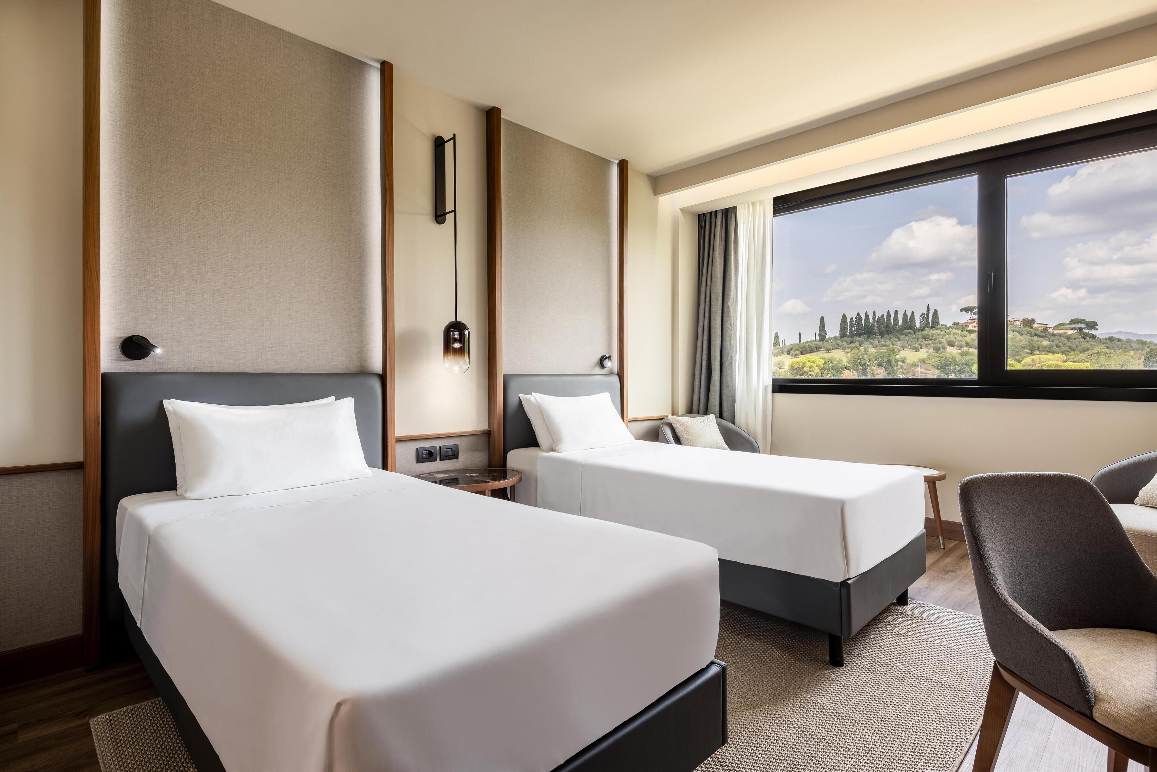 高級寢具、房內夾萬、書桌、隔音