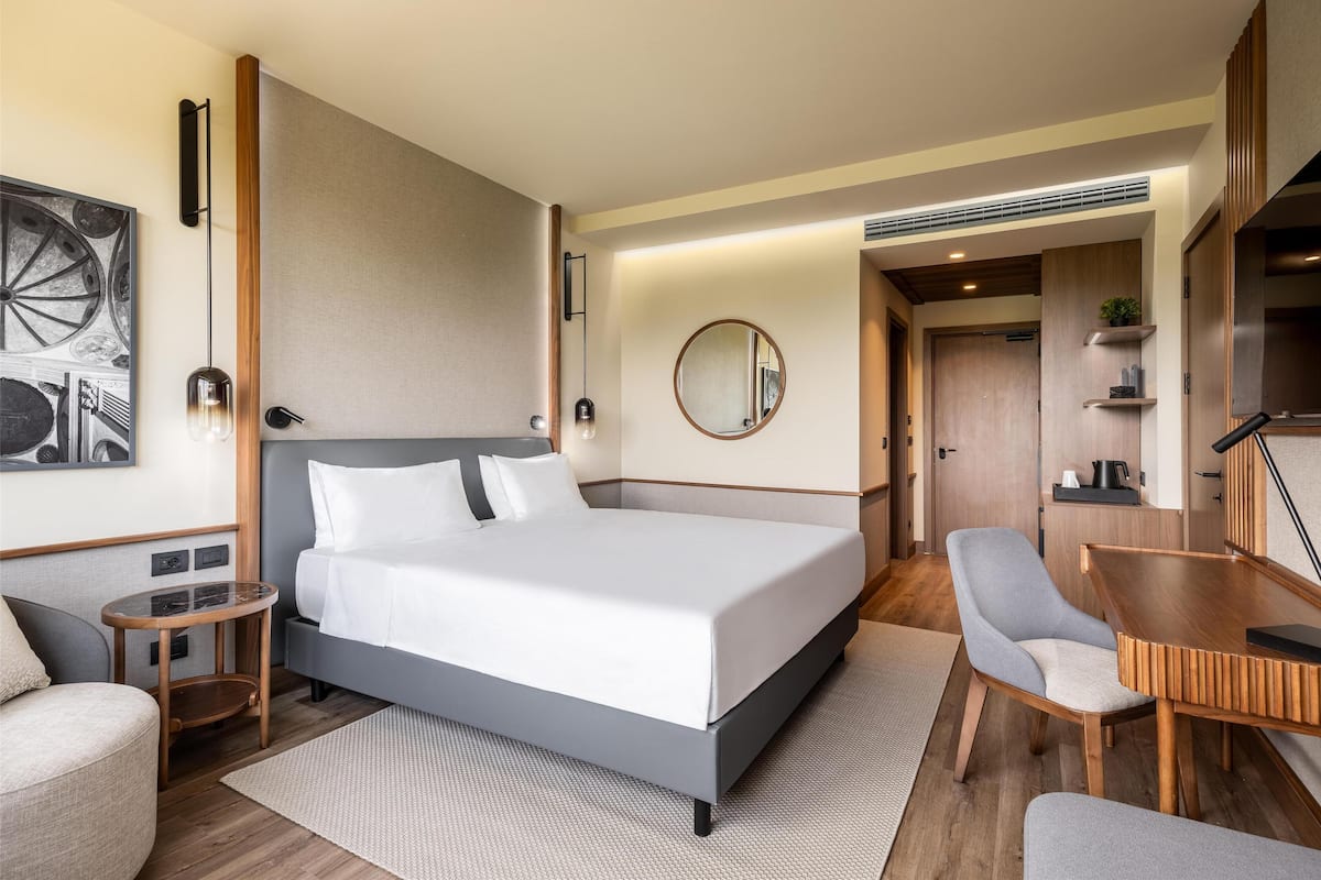 Premium bedding, in-room safe, desk, soundproofing