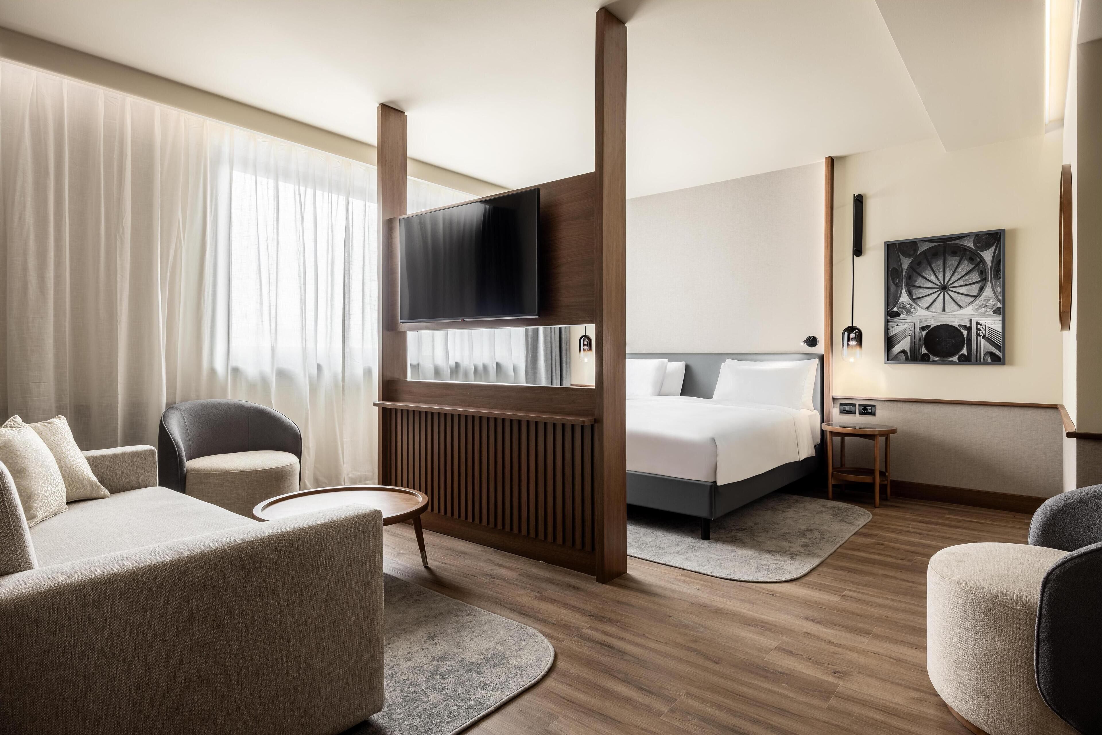 Juniorsvit | Sängtillbehör av högsta kvalitet och värdeförvaringsskåp på rummet