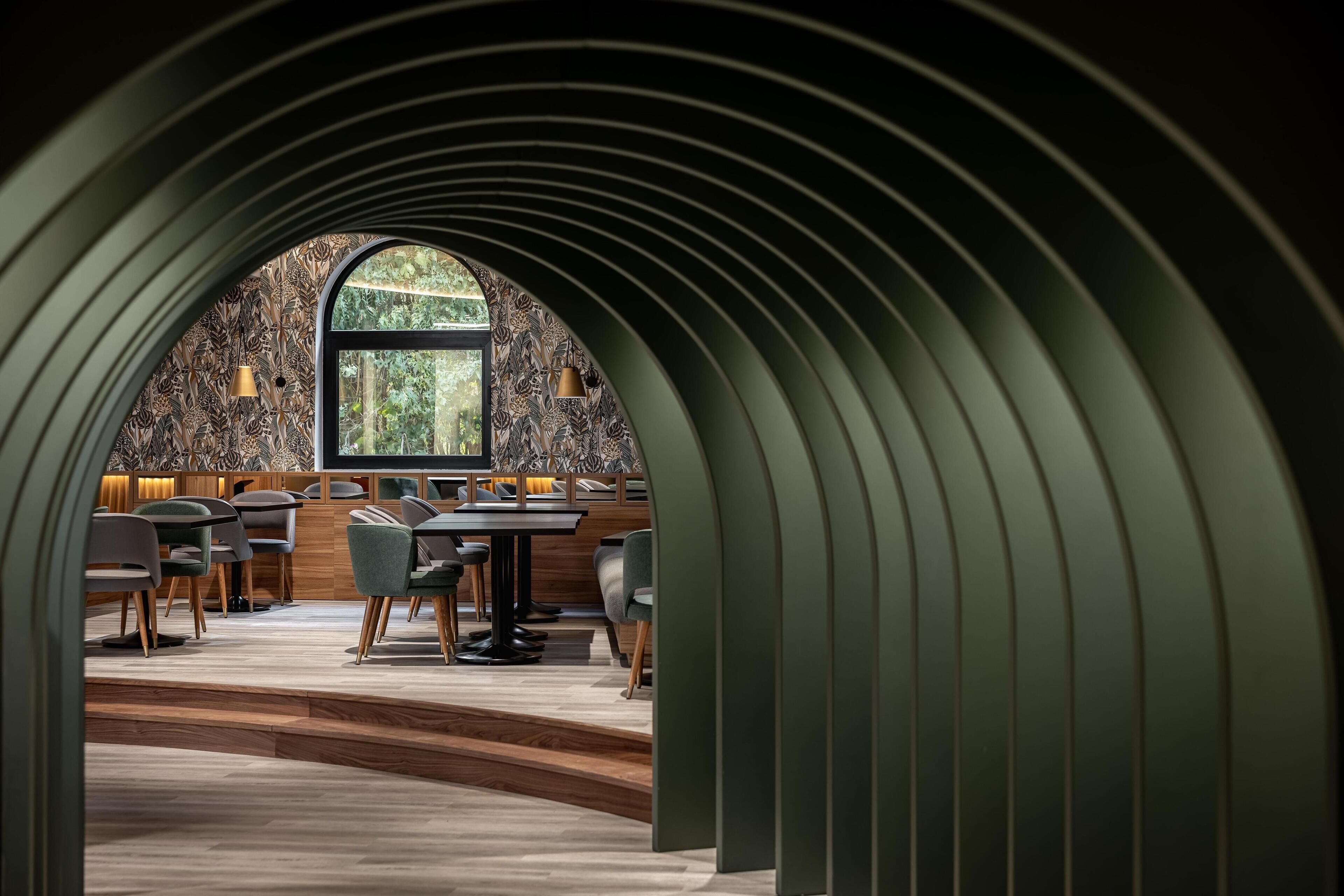 供应早餐、午餐和晚餐，地方菜