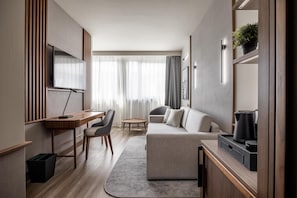 Junior Suite | Peralatan tempat tidur premium, peti besi dalam bilik, meja