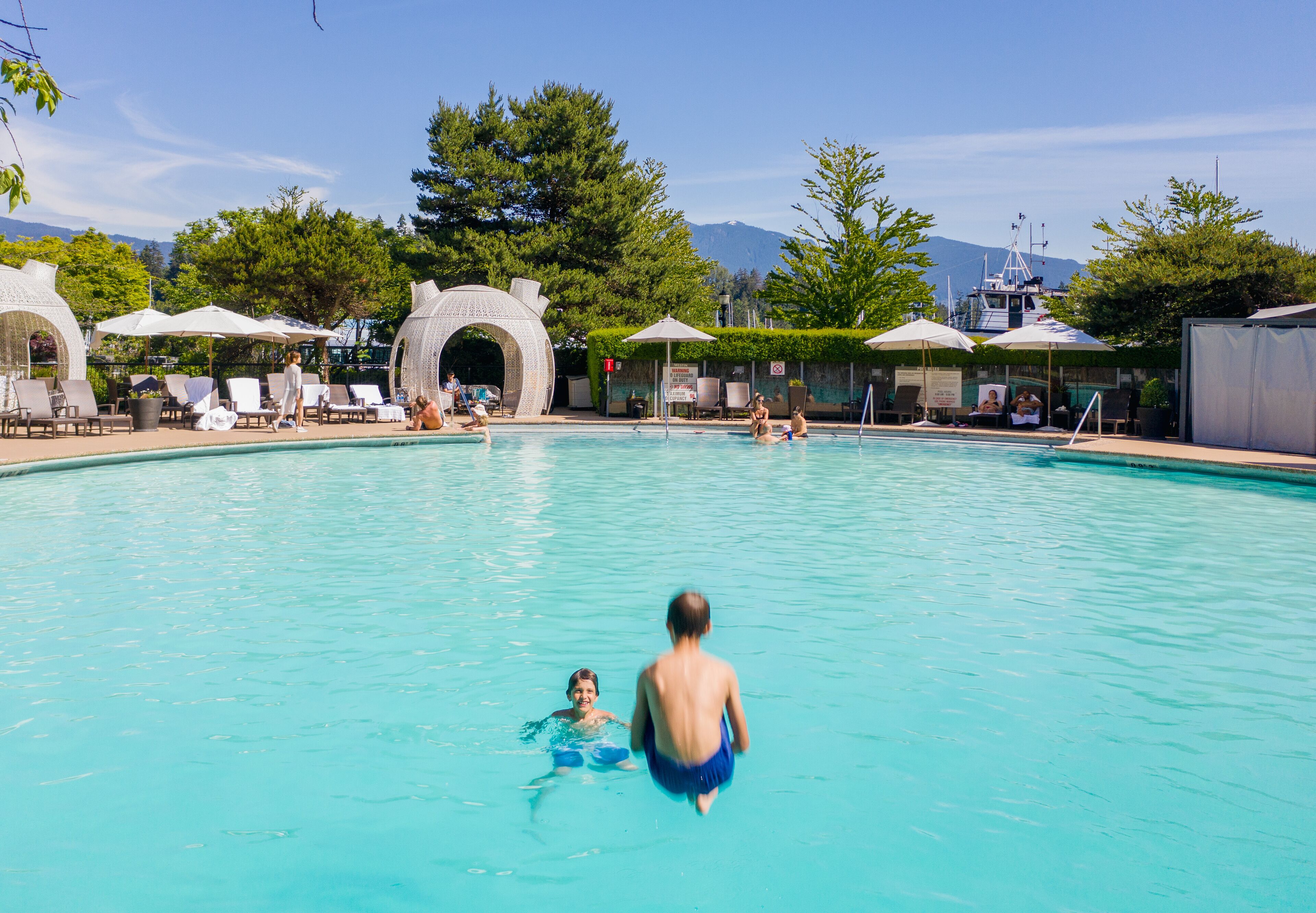 Piscine couverte, piscine extérieure, tentes de plage, parasols de plage