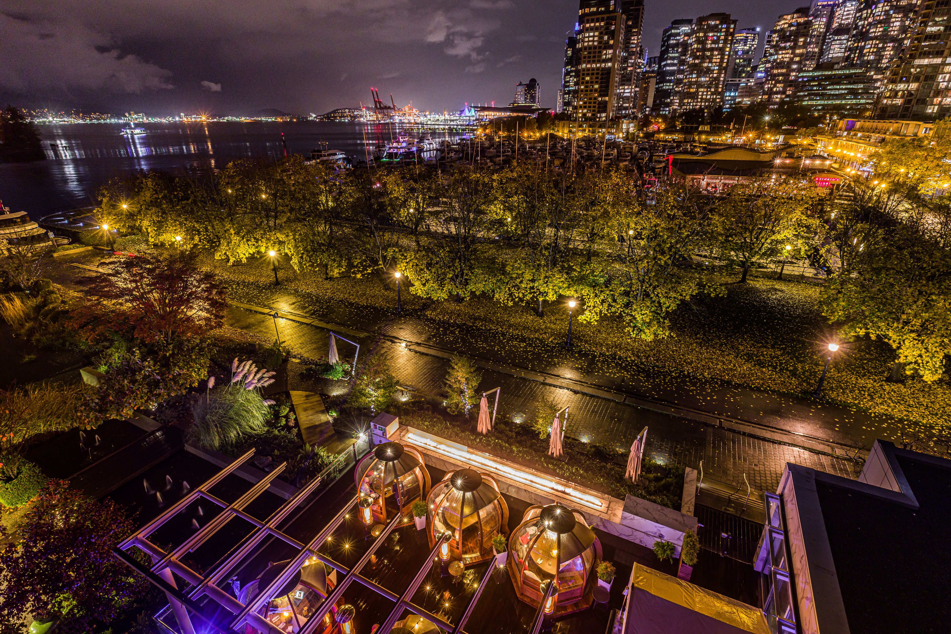 Petit déjeuner, déjeuner et dîner servis sur place, vue sur la piscine