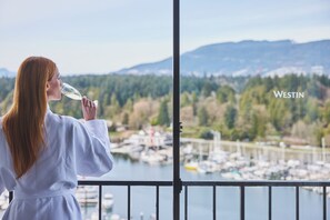 Deluxe Room, 1 King Bed, Mountain View | Beach/ocean view - The Westin Bayshore, Vancouver (Vancouver)