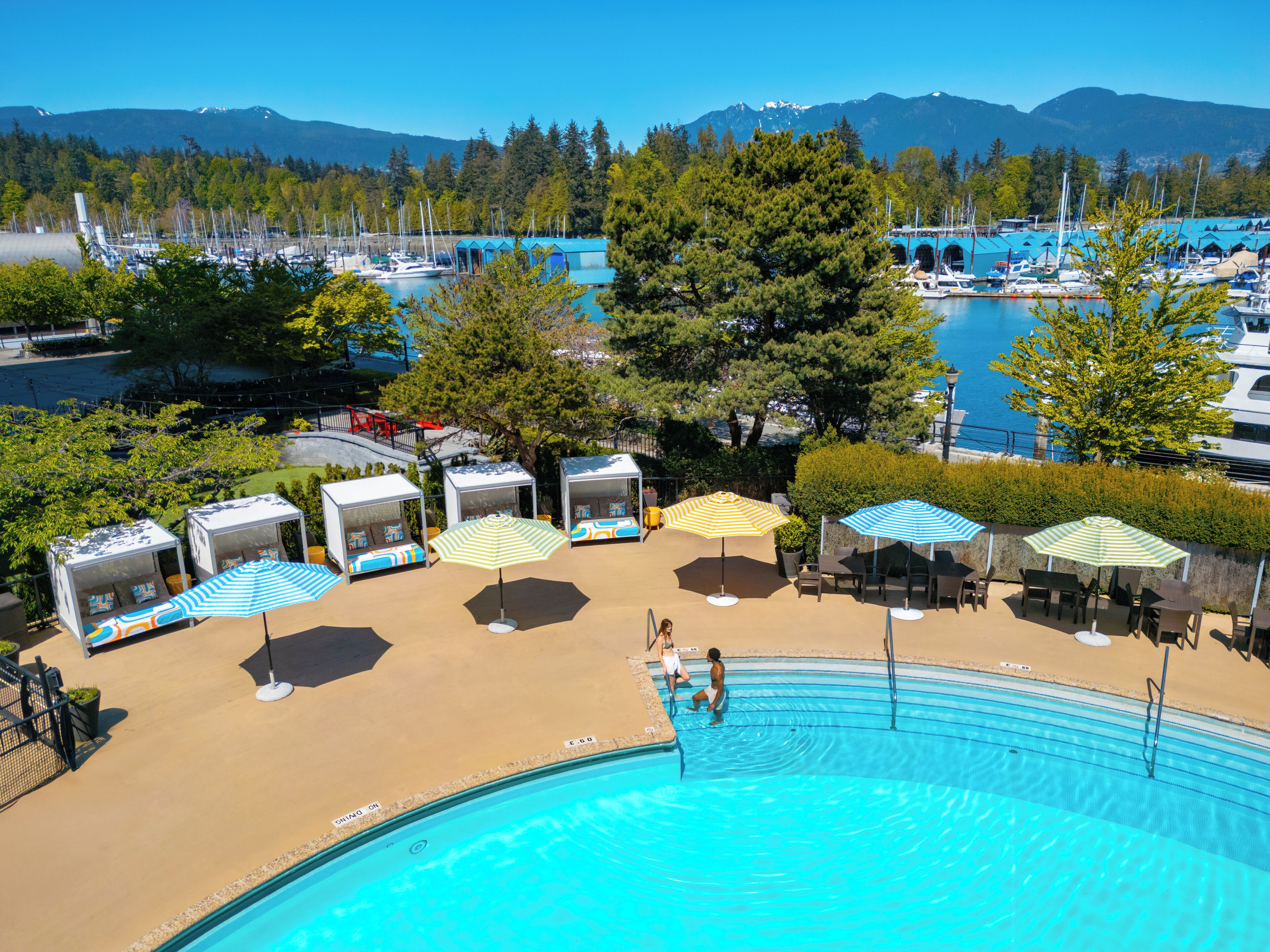 Piscine couverte, piscine extérieure, tentes de plage, parasols de plage
